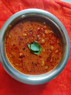 சின்ன வெங்காயம் மொச்சைக் கார்க் குழம்பு(CHINNA VENGAYA MOCCHAI KARA KUZHAMBU RECIPE IN TAMIL) செய்முறை முக்கிய புகைப்படம்
