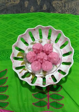 रोझ पिंक मोदक (Rose Pink Modak Recipe In Marathi) रेसिपी चे मुख्य फोटो 