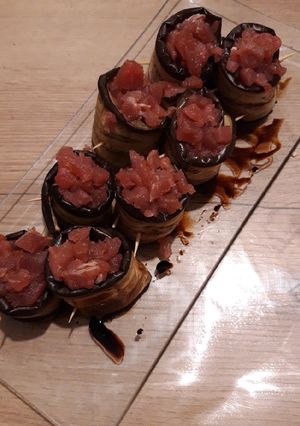 Une photo de Tartare de thon frais en manteau d'aubergine sur réduction..
