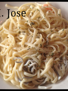 Una foto de Tallarines con gulas y gambas