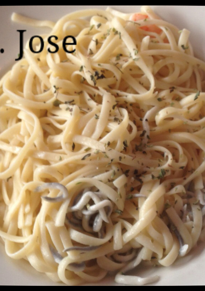 Una foto de Tallarines con gulas y gambas