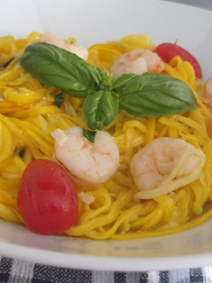 Una foto de Zoodles de calabacín con gambas