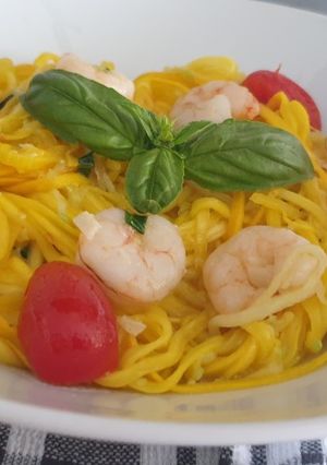 Una foto de Zoodles de calabacín con gambas
