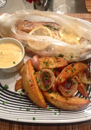 Foto de Papilote de salmão, batatas rústicas e molho de maracujá