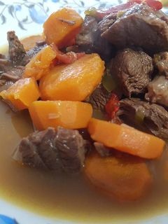 Una foto de Carne de morcillo en salsa!😋🍴