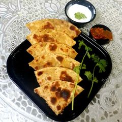 A picture of Missi Roti.