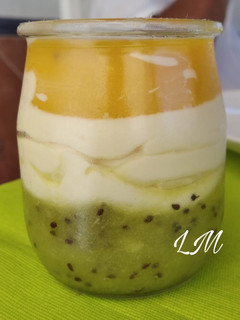 Una foto de Vasitos de kiwi, queso y mango