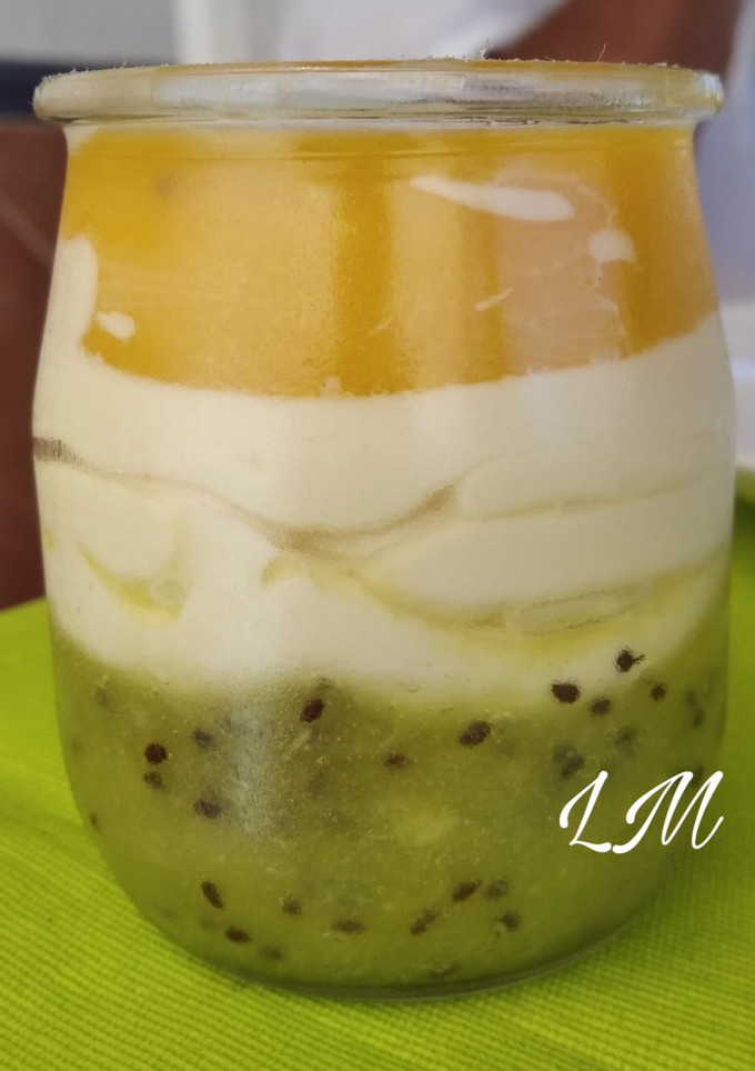 Una foto de Vasitos de kiwi, queso y mango