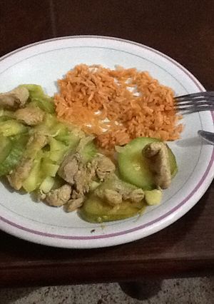 Una foto de Pollo con calabacitas estilo Guadalajara