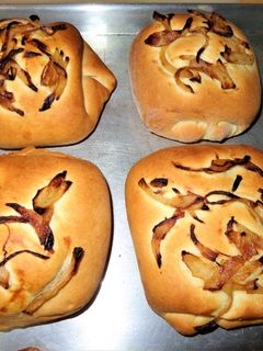 Una foto de ROLOS DE PAN DE CEBOLLA PARA SANDWICHES, HAMBURGUESAS
