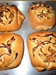 Una foto de ROLOS DE PAN DE CEBOLLA PARA SANDWICHES, HAMBURGUESAS
