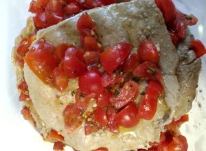 Foto di Piatto freddo. Fettine marinate con pomodorini e basilico