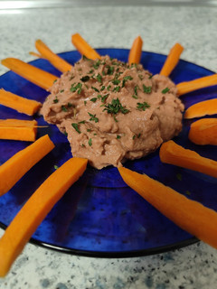 Una foto de Hummus de Remolacha