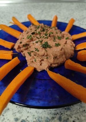 Una foto de Hummus de Remolacha