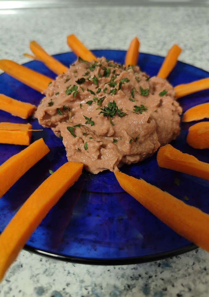 Una foto de Hummus de Remolacha