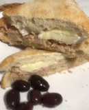 Bocadillo de atún y camembert