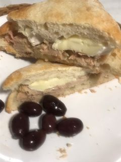 Una foto de Bocadillo de atún y camembert