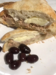 Una foto de Bocadillo de atún y camembert