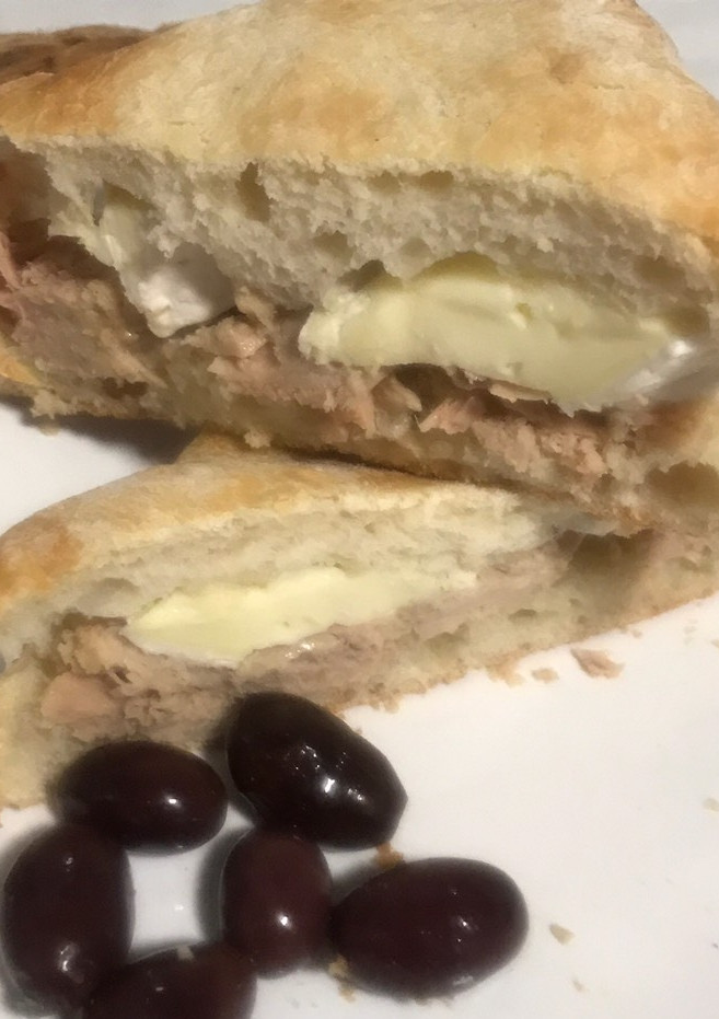 Una foto de Bocadillo de atún y camembert