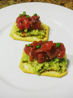 Una foto de Bocaditos de tartar de atún con guacamole