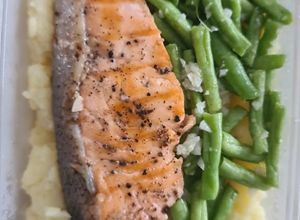 Foto resep Pan seared salmon with mashed potatoes and garlic french beans