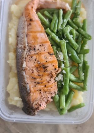 Foto resep Pan seared salmon with mashed potatoes and garlic french beans