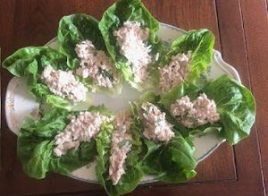 Una foto de Atún en hojas de lechuga