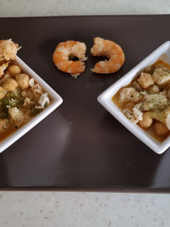 Una foto de Garbanzos con bacalao y Langostinos