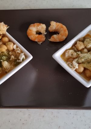 Una foto de Garbanzos con bacalao y Langostinos