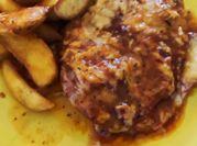 Una foto de chuleta de cerdo al horno