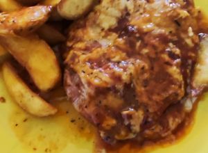 Una foto de Chuletas Picantonas al Horno con Parmesano y Tomate