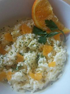 Una foto de Ensalada de arroz con salsa de curry y naranja