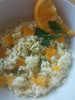 Una foto de Ensalada de arroz con salsa de curry y naranja