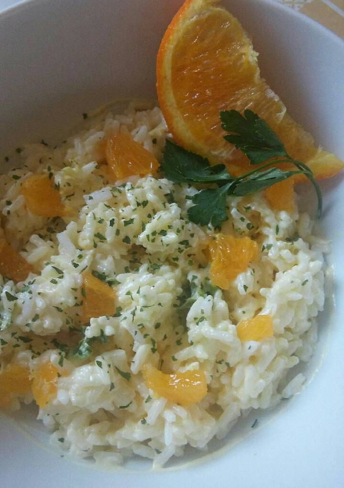 Una foto de Ensalada de arroz con salsa de curry y naranja