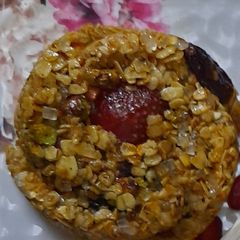 A picture of Rose shaped oats granuola with buttermilk.