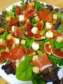 Una foto de Ensalada con higos, jamón y queso
