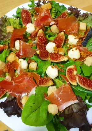 Una foto de Ensalada con higos, jamón y queso
