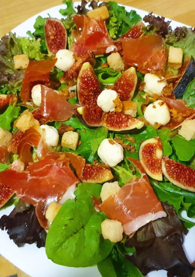 Una foto de Ensalada con higos, jamón y queso