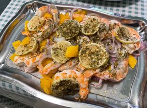 Une photo de Gambas sauvages aux poivrons, oignon et citron