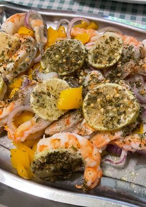 Une photo de Gambas sauvages aux poivrons, oignon et citron