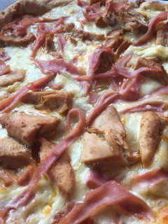 Una foto de Pizza de pollo y jamón