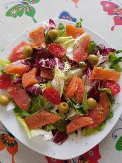 Una foto de Ensalada variada con salmón y semillas de chía