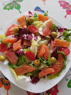 Una foto de Ensalada variada con salmón y semillas de chía