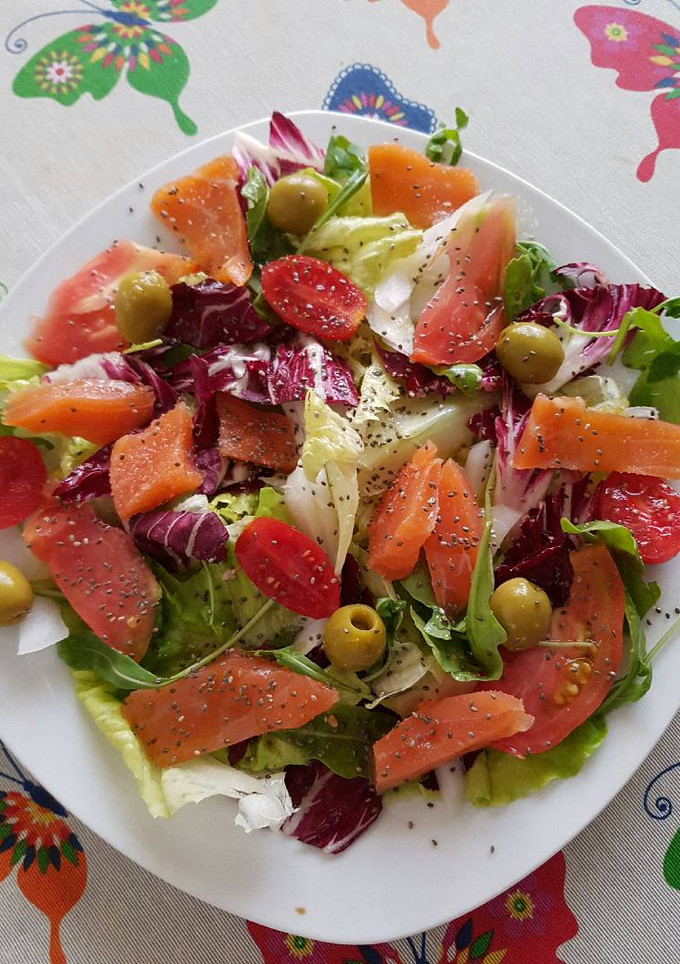 Una foto de Ensalada variada con salmón y semillas de chía