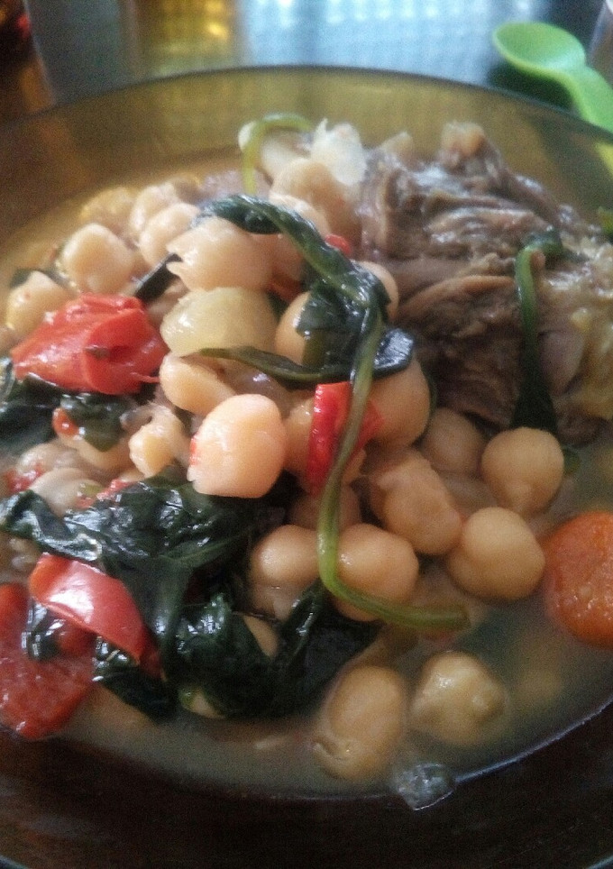 Una foto de Guiso de garbanzos con gallina