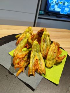 Foto di Schiacciata di fiori di zucca fritti con alici🌿🐟
