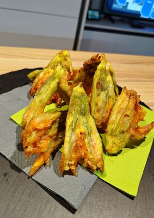 Foto di Schiacciata di fiori di zucca fritti con alici🌿🐟