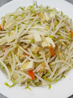 A picture of Mom's bean sprout with bean curd.