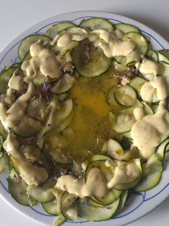 Una foto de Carpaccio de calabacín con salsa de kéfir y mostaza