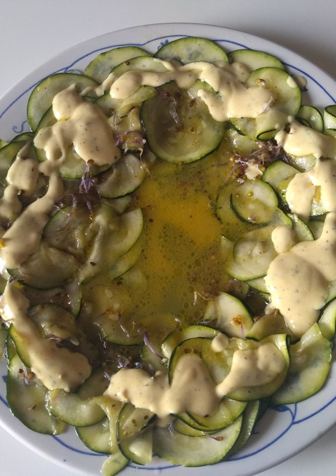 Una foto de Carpaccio de calabacín con salsa de kéfir y mostaza